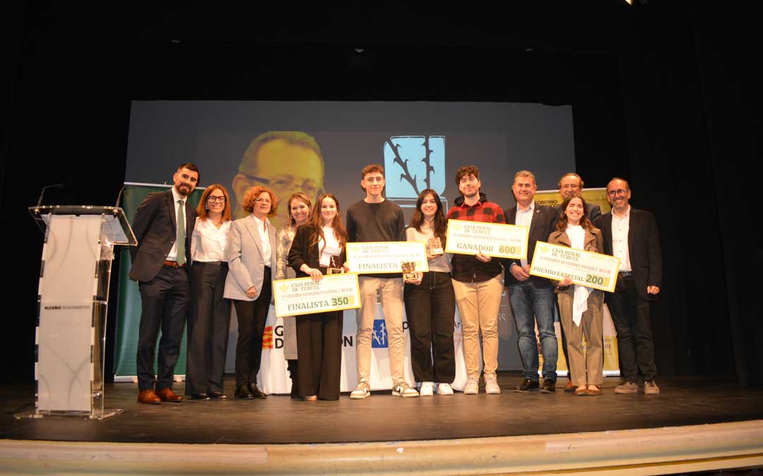 Foto de familia de los galardonados con autoridades y responsables del centro ayer en el Teatro Municipal de Alcañiz./ M.M.R.