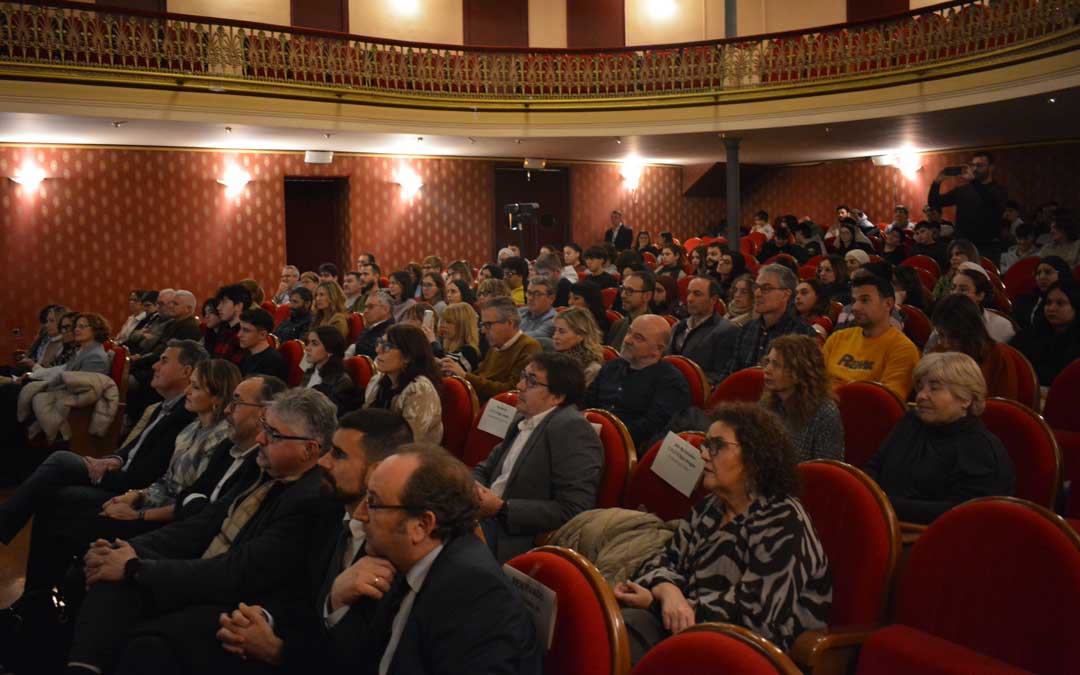 El teatro se llenó de alumnos y docentes./M.M.R.