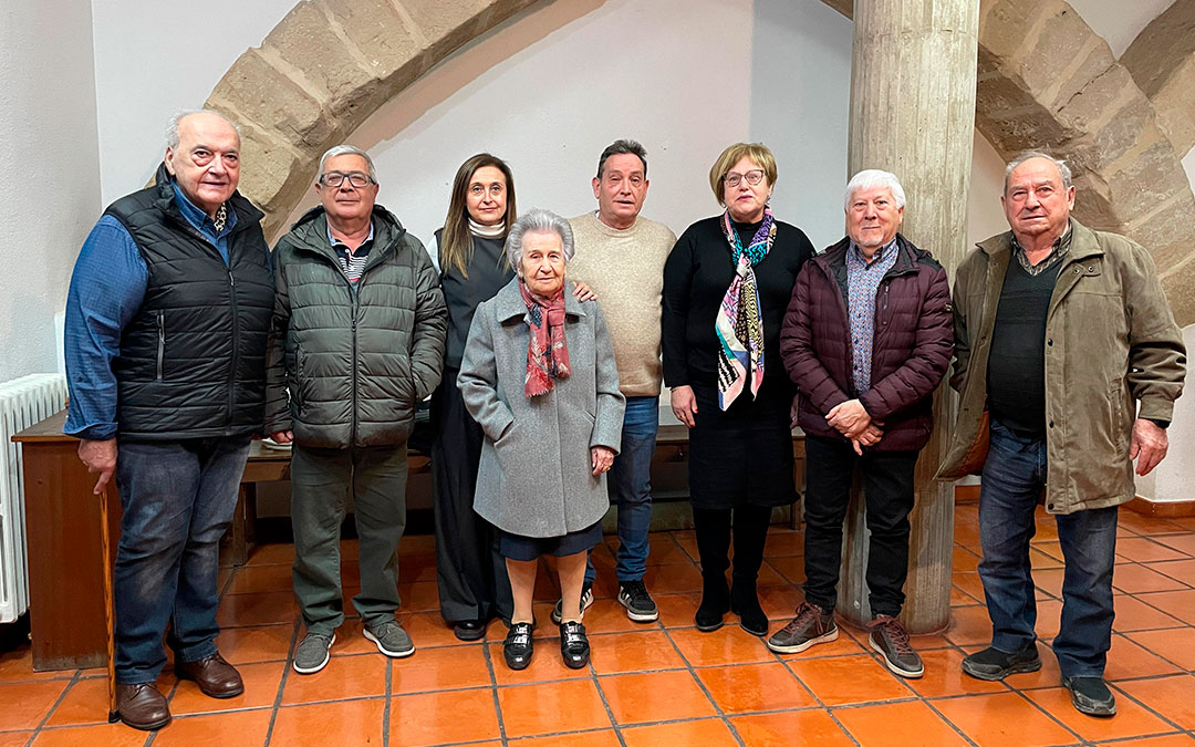 La prior y los mayordomos 2025 del Santo Entierro junto con el presidente de la cofradía, Alfredo Barberán./ S.F.
