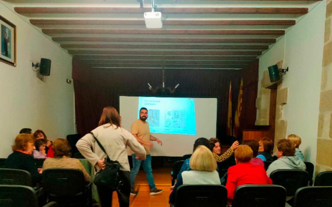 Una sesión presencial de 'Losabestu' en Mazaleón./ Re-Viviendo
