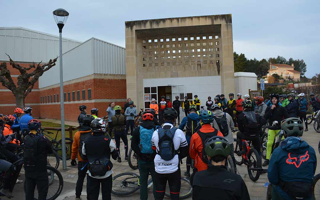 Ciclistas este domingo en Mas de las Matas a punto de salir por la nueva ruta de 'El Molinico", de 45 km y un desnivel de más de 1.140 metros / I. Marinescu