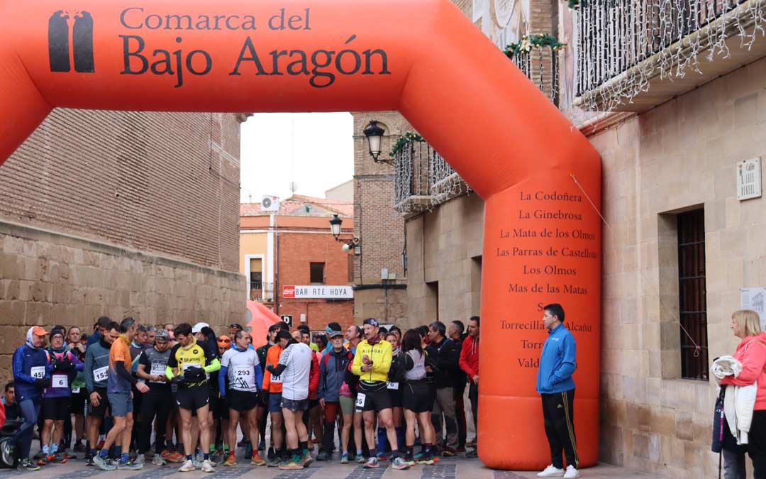 Los participantes del recorrido largo momentos antes de dar comienzo a la X Quematurrones en Calanda./ S.J.