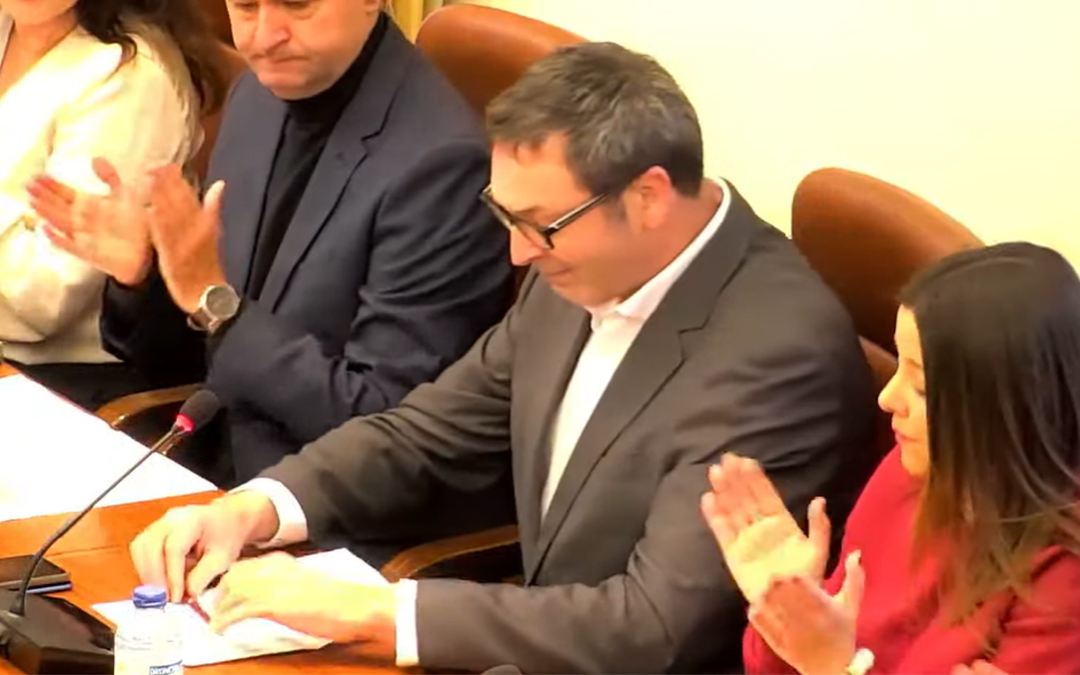 Tras las intervenciones de Juste y Guía, los diputados de todos los grupos políticos aplaudieron./ L.C.