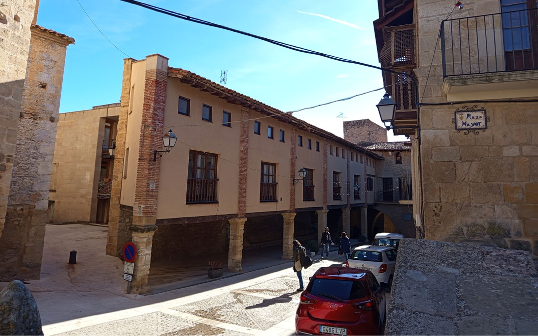 Fachada del Ayuntamiento de Ráfales./ María José Salvador