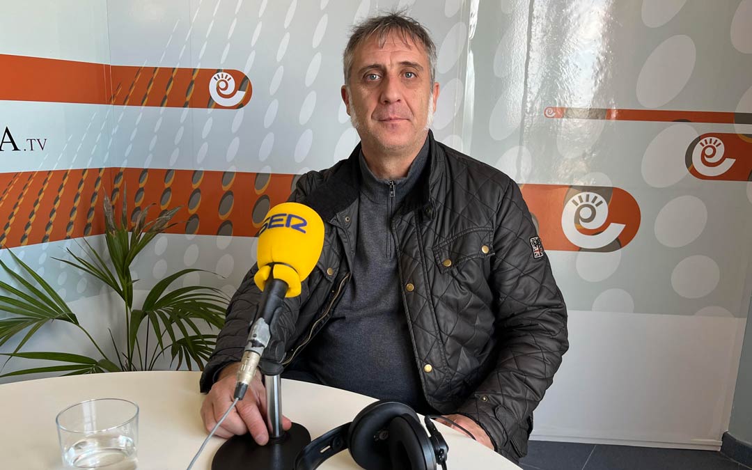 Ramiro Domínguez, concejal de Medio ambiente, Comercio y Caminos Rurales en los estudios de Radio La Comarca./ La COMARCA