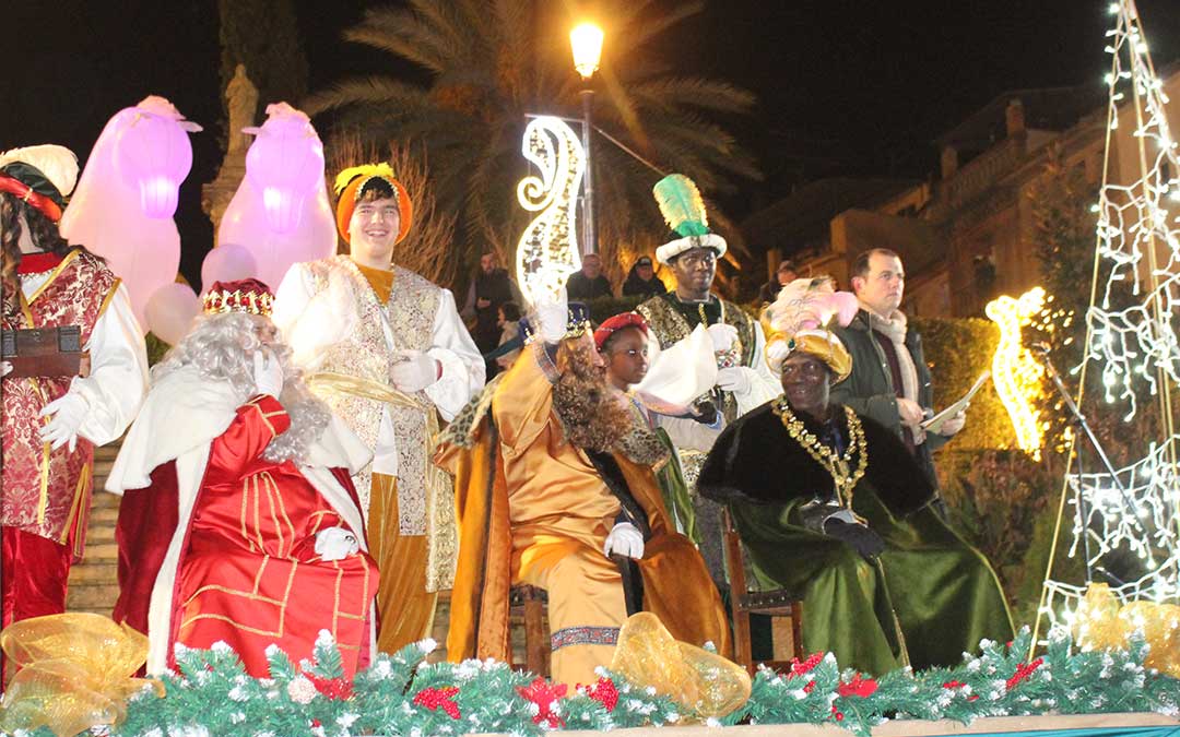 Los Reyes saludando a los caspolinos / L.C.