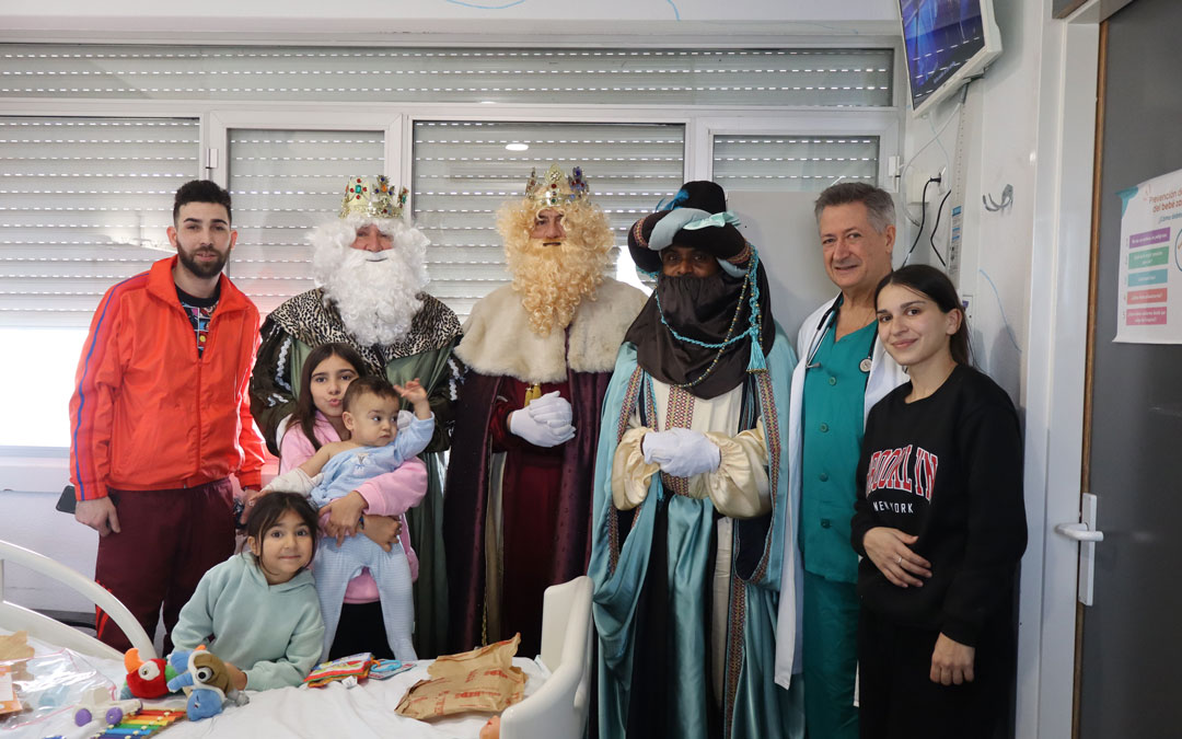 El pequeño Manuel, junto a sus hermanas, tuvo este lunes una visita de lo más especial. / A.Z