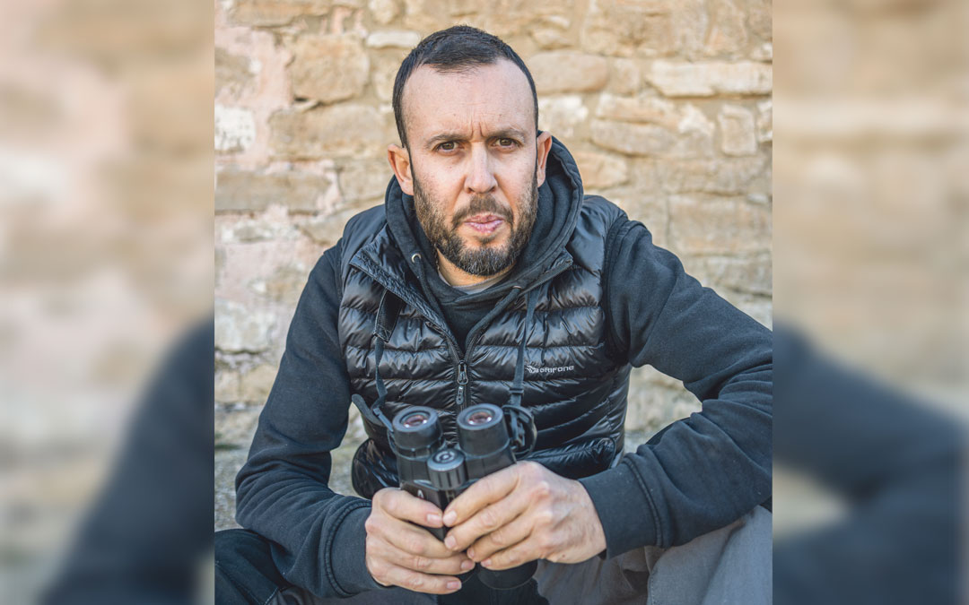Autorretrato de Ricardo Rodríguez, inseparable de sus prismáticos.