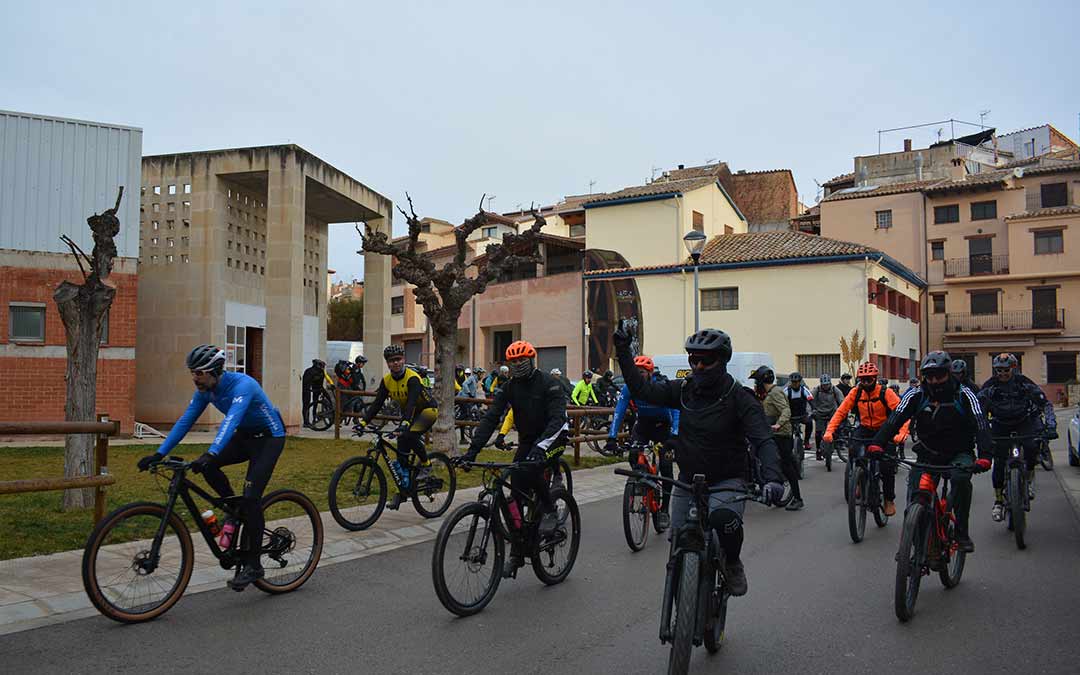 Ciclistas este domingo en Mas de las Matas a punto de salir por la nueva ruta de 'El Molinico", de 45 km y un desnivel de más de 1.140 metros / I. Marinescu