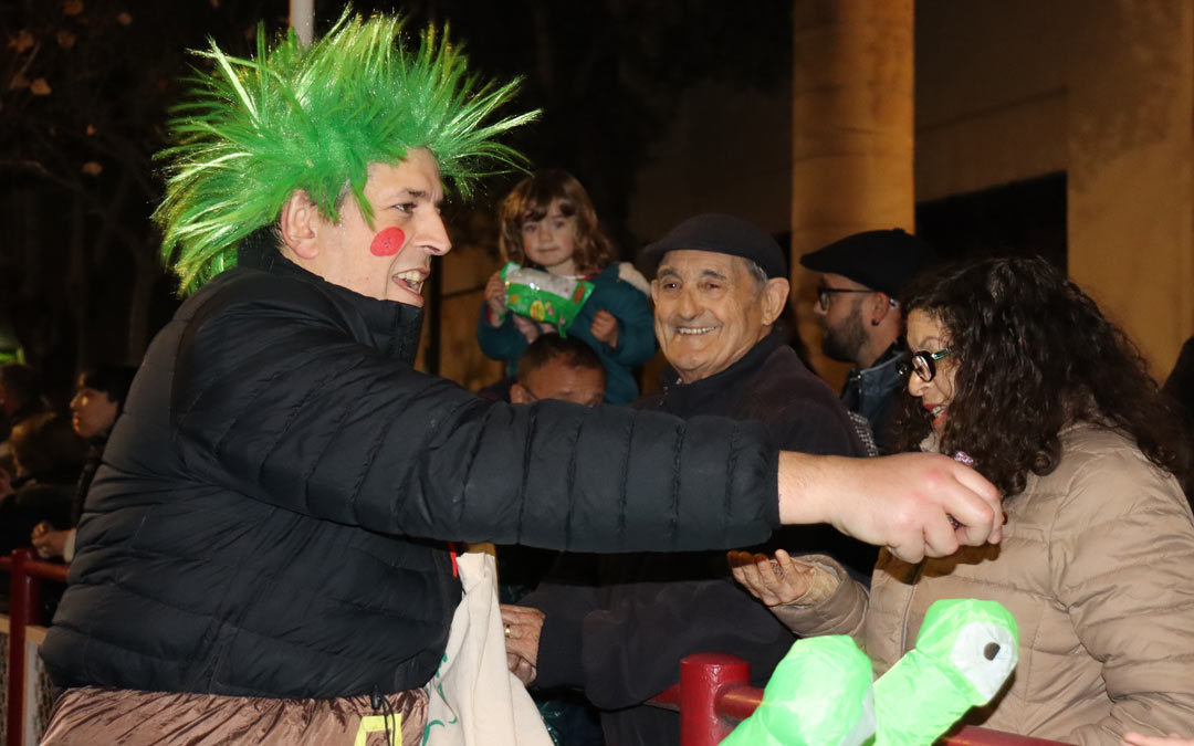 Uno de los participantes de los Scouts entregando varios caramelos a todos los que se acercaron a ver las cabalgatas./ Sandra Jiménez