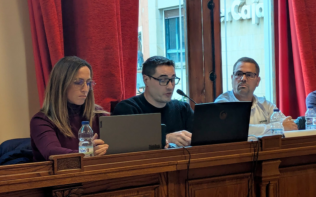 Los tres concejales de Somos Caspe en el pleno ordinario de diciembre 2024./ S.F.