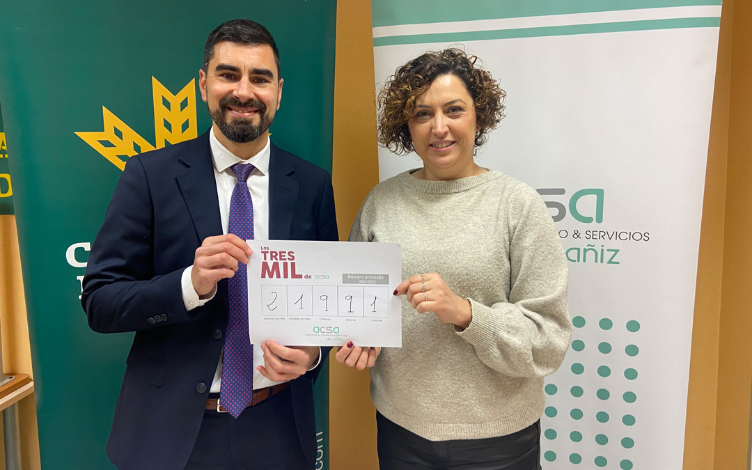 Irene Quintana, gerente de ACSA, junto a Carlos Pellicer, director de la oficina principal de Caja Rural en Alcañiz / A.Z