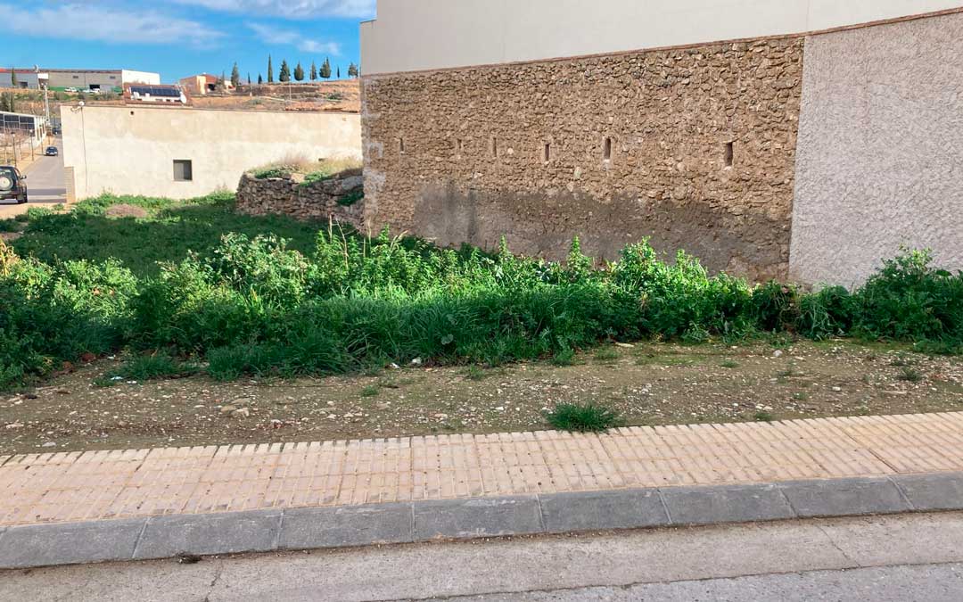 Imagen del terreno en el que se va a situar el nuevo gimnasio de La Codoñera./ AYTO
