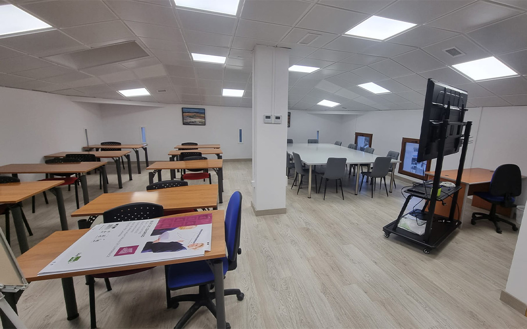 El espacio dispone de una sala de formación para acoger cursos de adultos./ Ayuntamiento de Torrevelilla
