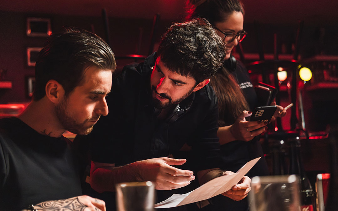 El guionista y director Miguel Casanova, se dirige a uno de los actores de su corto 'Quemarlo todo'. / Lorenzo Izquierdo