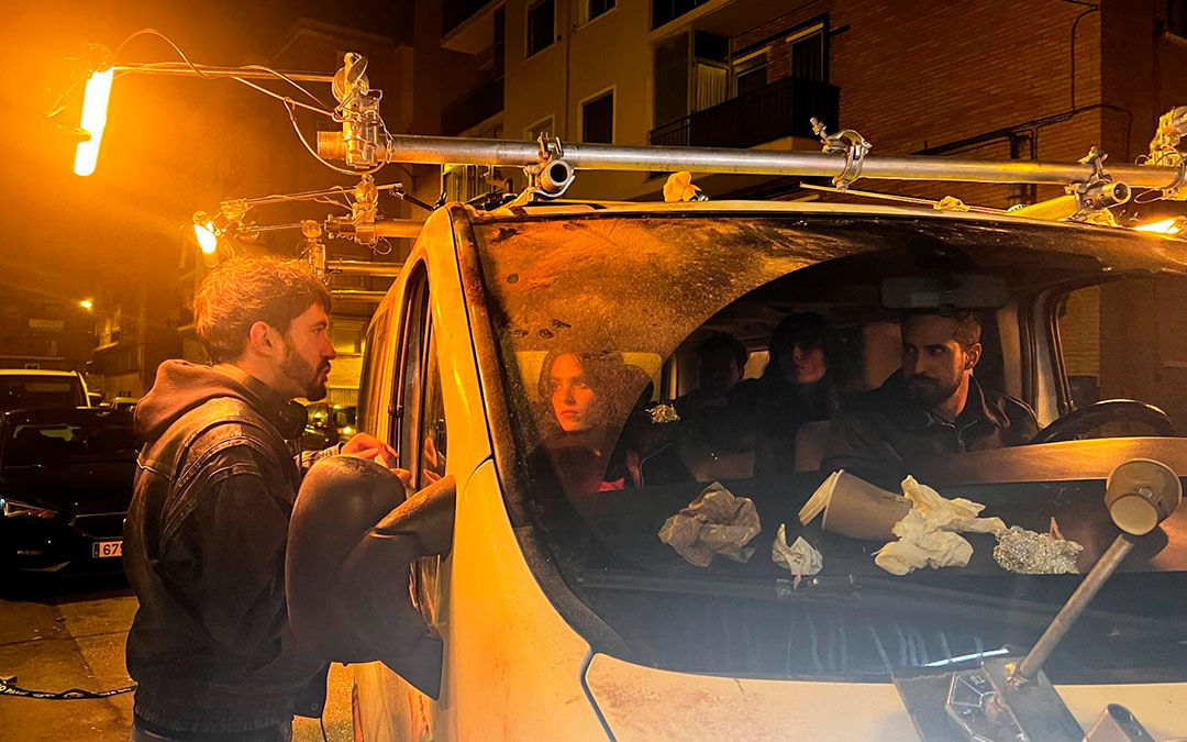 Un momento del rodaje de ‘Quemarlo todo’ a finales de 2024 en Zaragoza en una noche a tiempo real. / Lorenzo Izquierdo