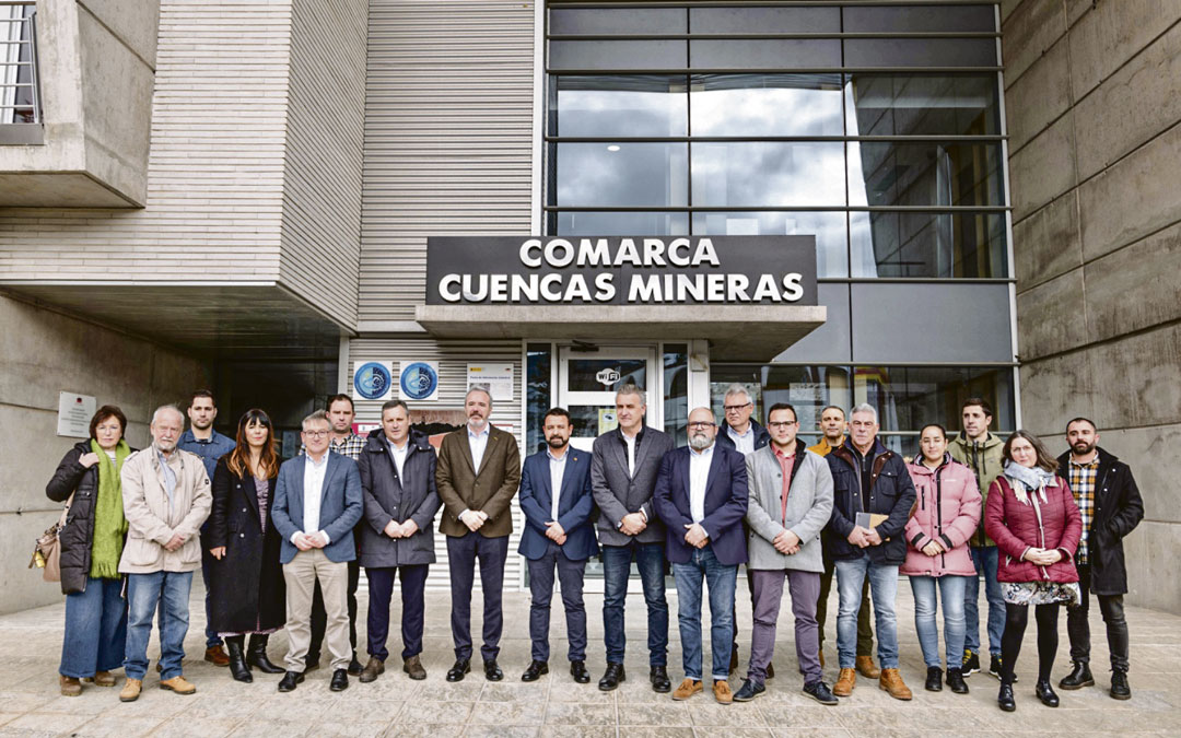 Foto de familia del presidente del Gobierno de Aragón, Jorge Azcón junto con las autoridades en las Cuencas Mineras. /DGA