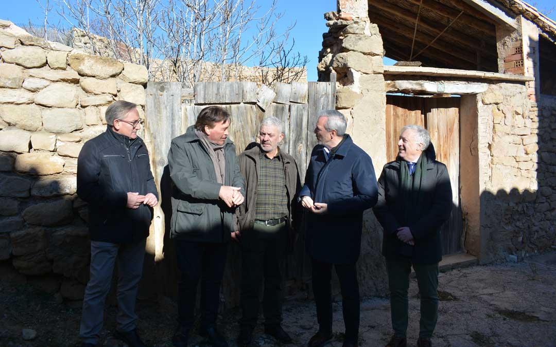 De dcha a izq: El presidente de la DPR, Joaquín Juste; el portavoz de Teruel Existe, Tomás Guitarte; el alcalde de La Fresneda, José Ramón Gimeno; el presidente de Aragón, Jorge Azcón y el Consejero de Vivienda, Octavio López/ M.M.R.