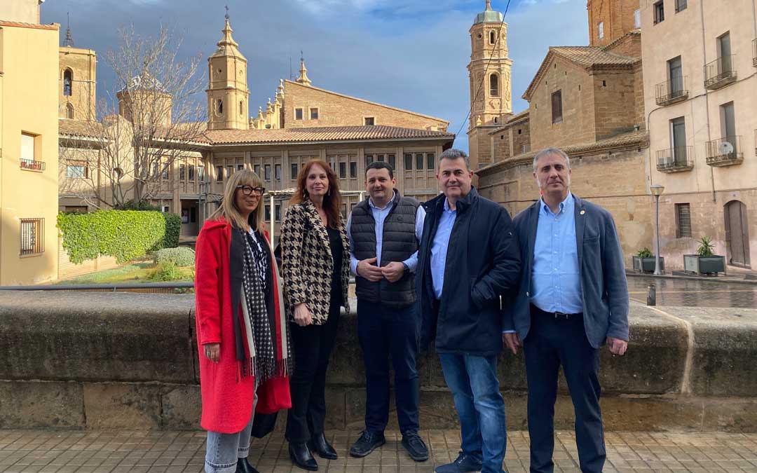 La directora general de Comercio, Carmen Herrarte, con el alcalde y varios concejales./ AYTO ALCAÑIZ