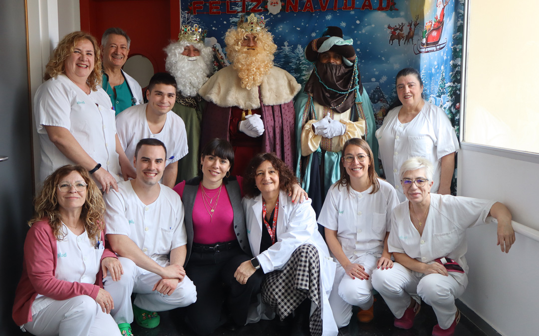 Los Reyes Magos visitaron todas las plantas del Hospital junto al personal del Hospital de Alcañiz./ A.Z