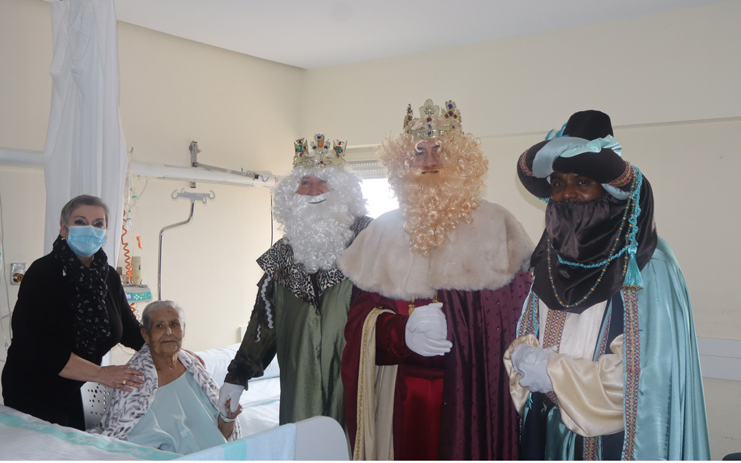 Los Reyes Magos visitaron todas las plantas del Hospital junto al personal del Hospital de Alcañiz./ A.Z