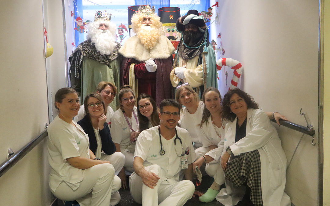 Los Reyes Magos visitaron todas las plantas del Hospital junto al personal del Hospital de Alcañiz./ A.Z