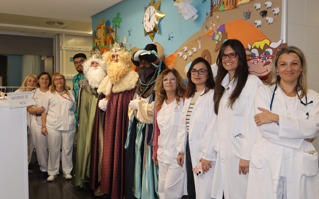 Los Reyes Magos visitaron todas las plantas del Hospital junto al personal del Hospital de Alcañiz./ A.Z