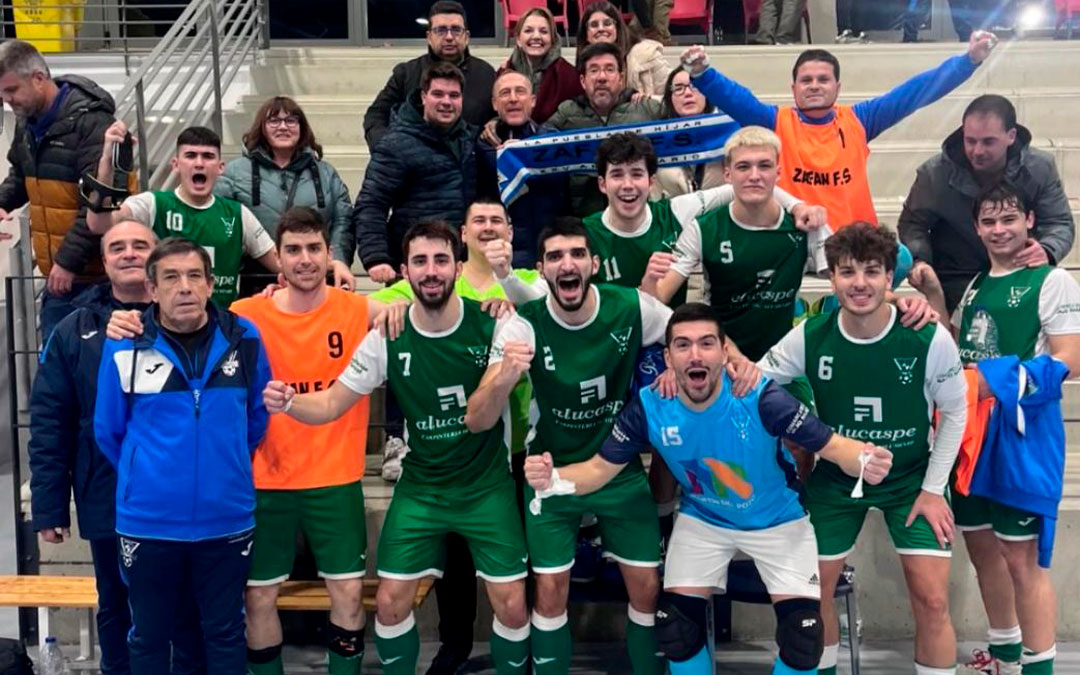 El Zafán F.S. celebrando la victoria con la afición./ Zafán F.S.