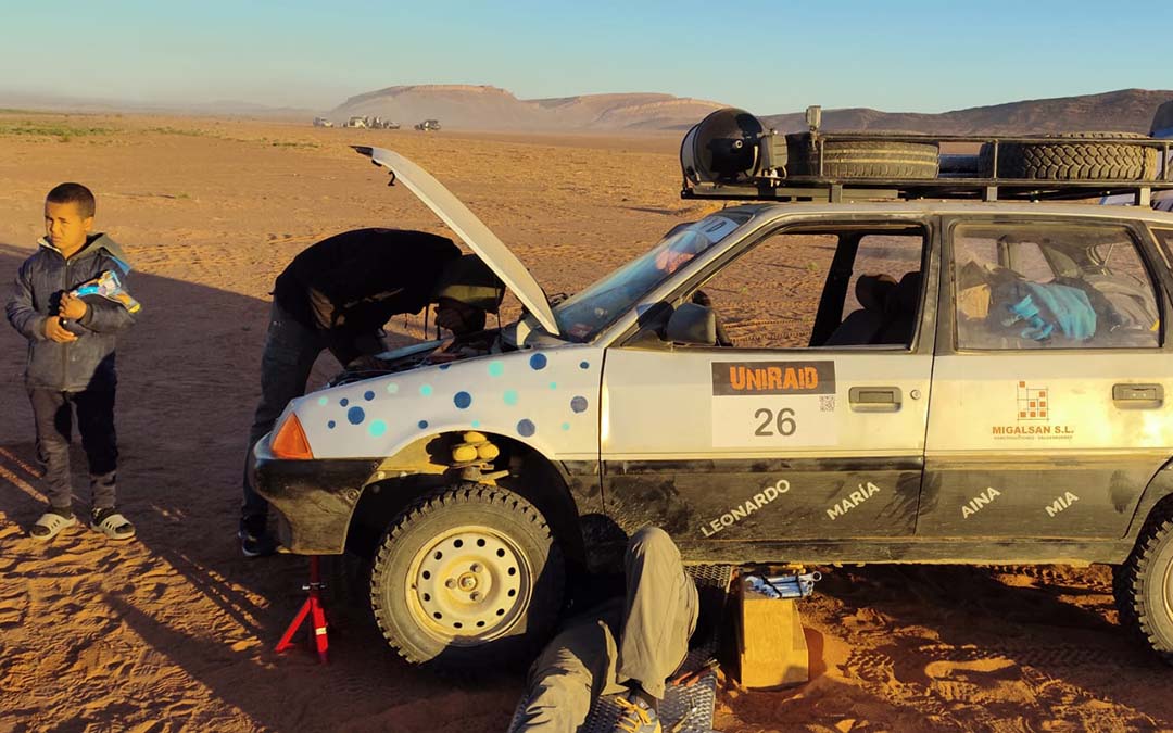 Problemas mecánicos en el rallie uniraid, por el desierto de Marruecos./M.Bel
