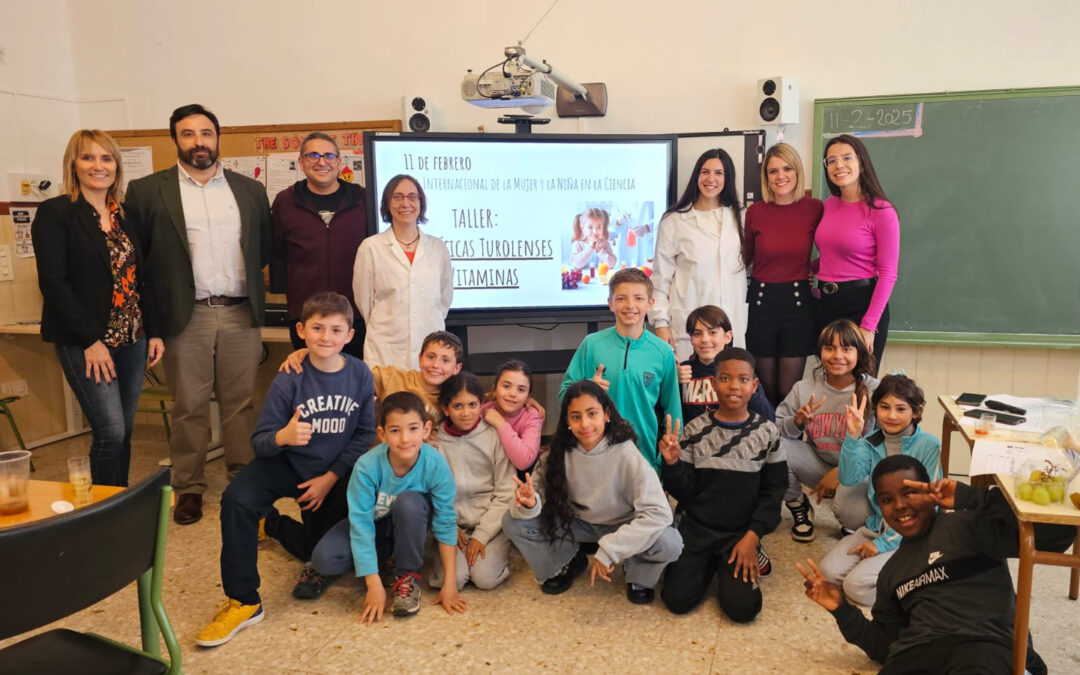 Más de un millar de escolares turolenses aprenden sobre vitaminas de la mano de las investigadoras Rebeca Sanz y Raquel Ibáñez
