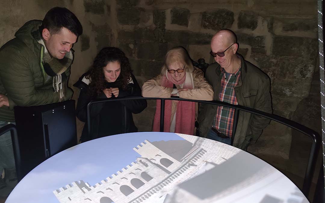 Visitantes en la Cámara Oscura de Valderrobres./La COMARCA