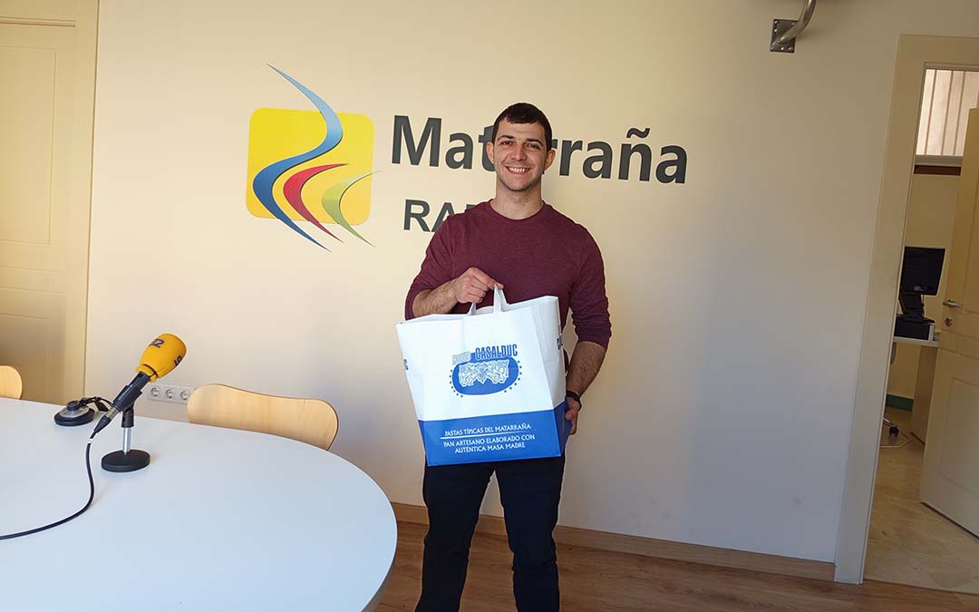 Ganador concurso matrículas, recogiendo su premio de Casalduch en los estudios de Matarraña Radio./La COMARCA