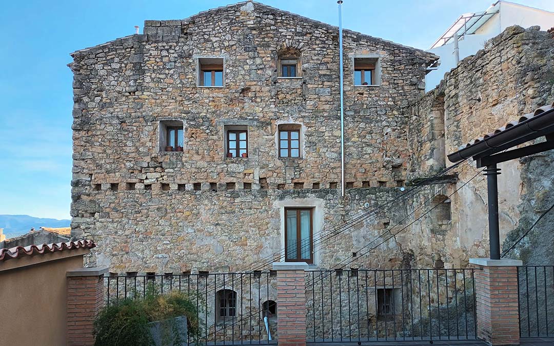 Edificio en el que el ayuntamiento adecuará dos pisos de alquiler, era la antigua Casa Cuartel./ AYTO