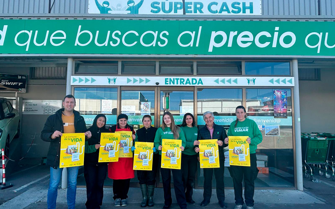 Miguel Ángel Sauras, presidente de la AECC en Teruel; José Torres Villamón, responsable de compras de Súper Cash Vimar y Don Jate; y el equipo de profesionales del establecimiento Súper Cash Vimar. / AECC Teruel