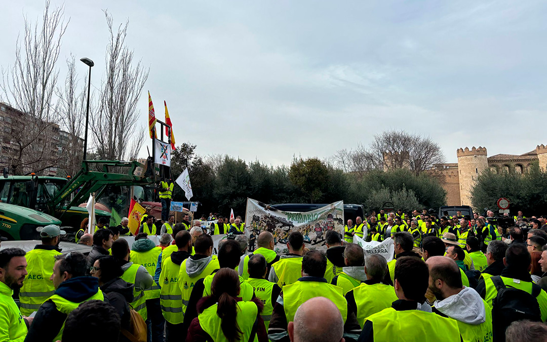 Concentración de agricultores de AEGA, este jueves, delante del Palacio de la Aljafería./ AEGA