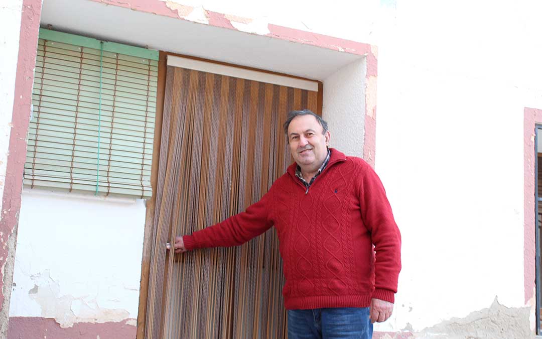 El alcalde de Alacón, Ricardo Alquézar, en las puertas de la vivienda que se rehabilitará gracias a la subvención de DGA./ Beatriz Severino.