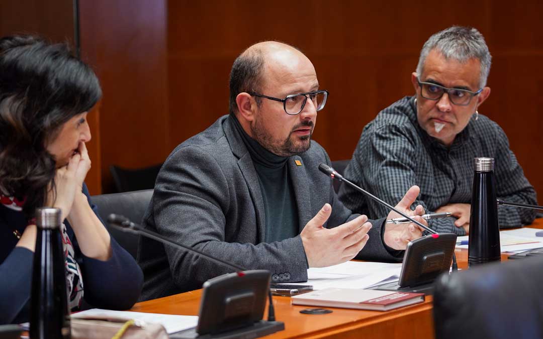 El portavoz del PAR, Alberto Izquierdo, durante la comisión./ PAR