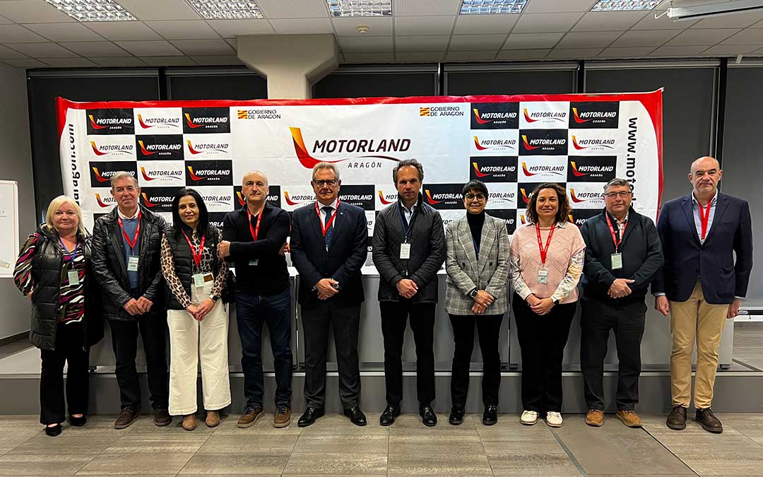 La cooperativa de crédito visitó Motorland para celebrar su consejo rector del mes de febrero./ Caja Rural de Teruel.