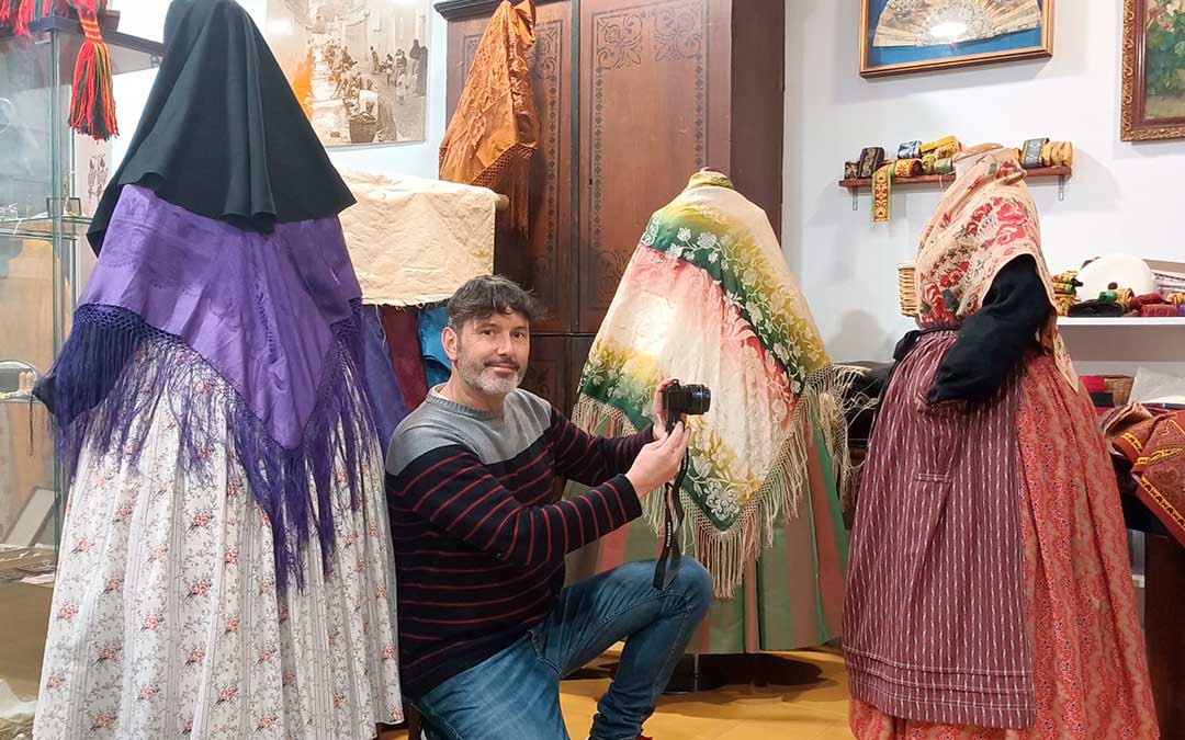 Dabí Latas tomando fotografías de piezas de su tienda Anteayer en Alcañiz como documentación, una parte fundamental en la investigación como lo son sus variadas publicaciones en libros. Advierte de la necesidad de más gente estudiando pueblo a pueblo. / Sergio G.