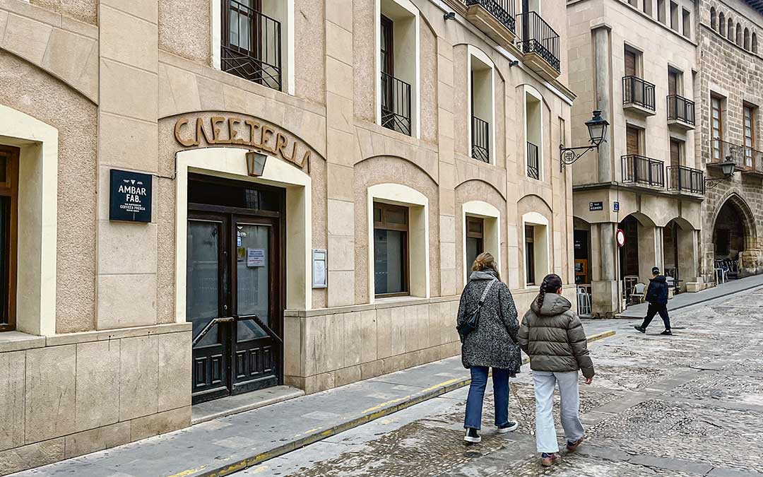 El bar Guadalope de Alcañiz, ubicado en la plaza de España, es uno de los que debe cerrar por descanso de personal, en su caso cada miércoles./ C.O.