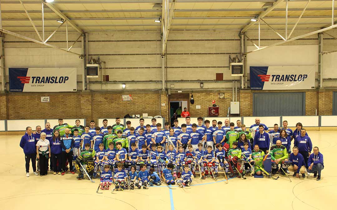 La gran familia del Alcañiz Club Patín con los conjuntos de prebenjamín, benjamín, alevín, infantil, junior y senior y, además, la escuela y los veteranos. El Día del Club recibieron el aplauso de Santa María. / B. Severino