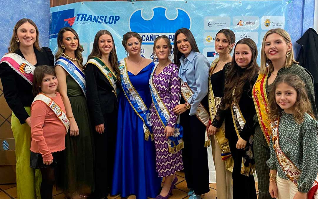 Cayetana Alquézar tomó el relevo a Blanca Barberán (en el centro) rodeadas de las reinas del resto de asociaciones. / A.C.P.