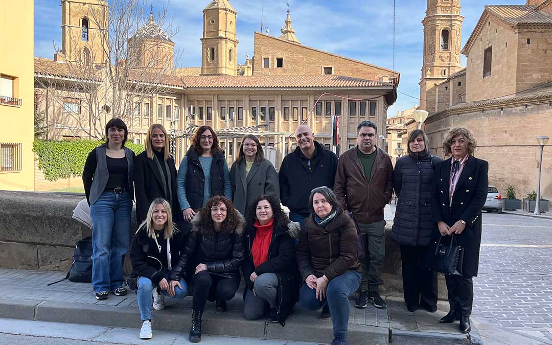 Foto de familia de los representantes de las diferentes asociaciones que forman parte del proyecto 'Alcañiz TEAcompaña'./ C.O.