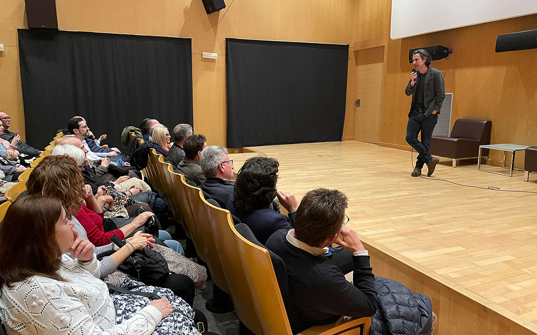 Rodrigo Cortés dirigiéndose al público alcañizano en la presentación de 'Escape'. / Sofía Fondevilla