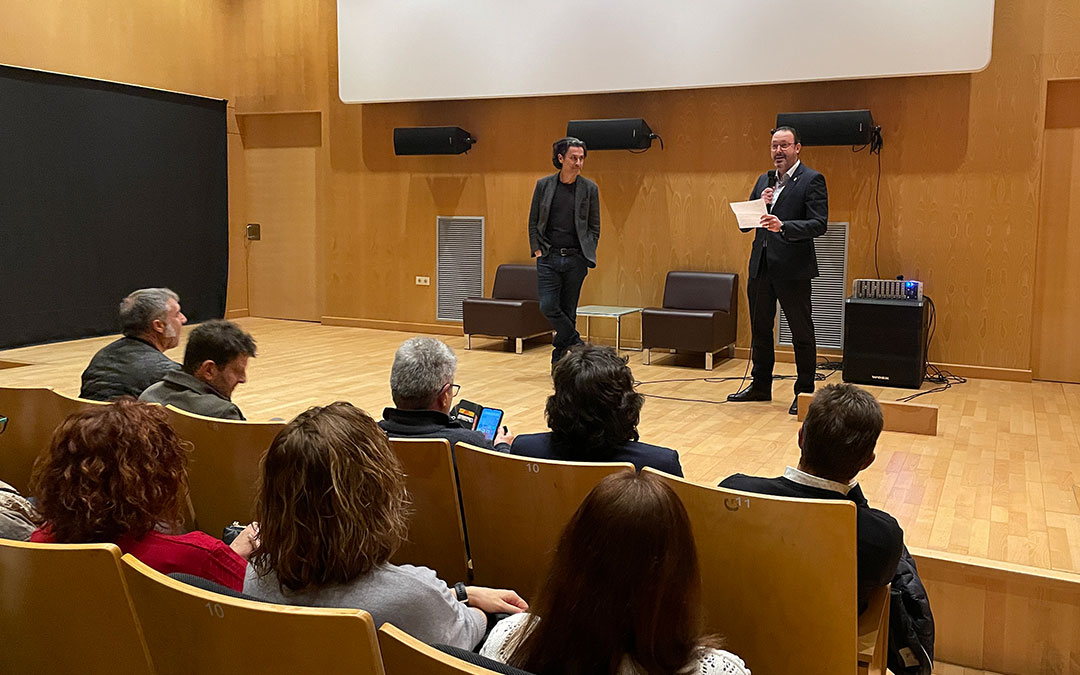 El concejal de Cultura de Alcañiz, Javier Climent, presentó a Rodrigo Cortés. / Sofía Fondevilla