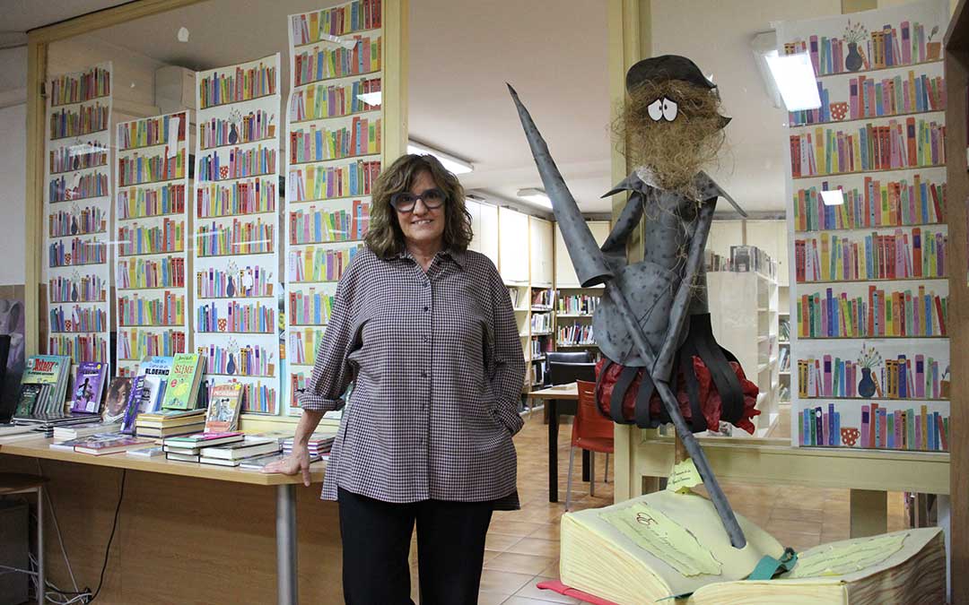 Maite Pérez, en la biblioteca de Alcorisa donde además de libros, hay un club de lectura desde hace más de 30 años, un grupo que acude a leer a la residencia, actividades de animación e incluso semillas también en préstamo. / B. Severino