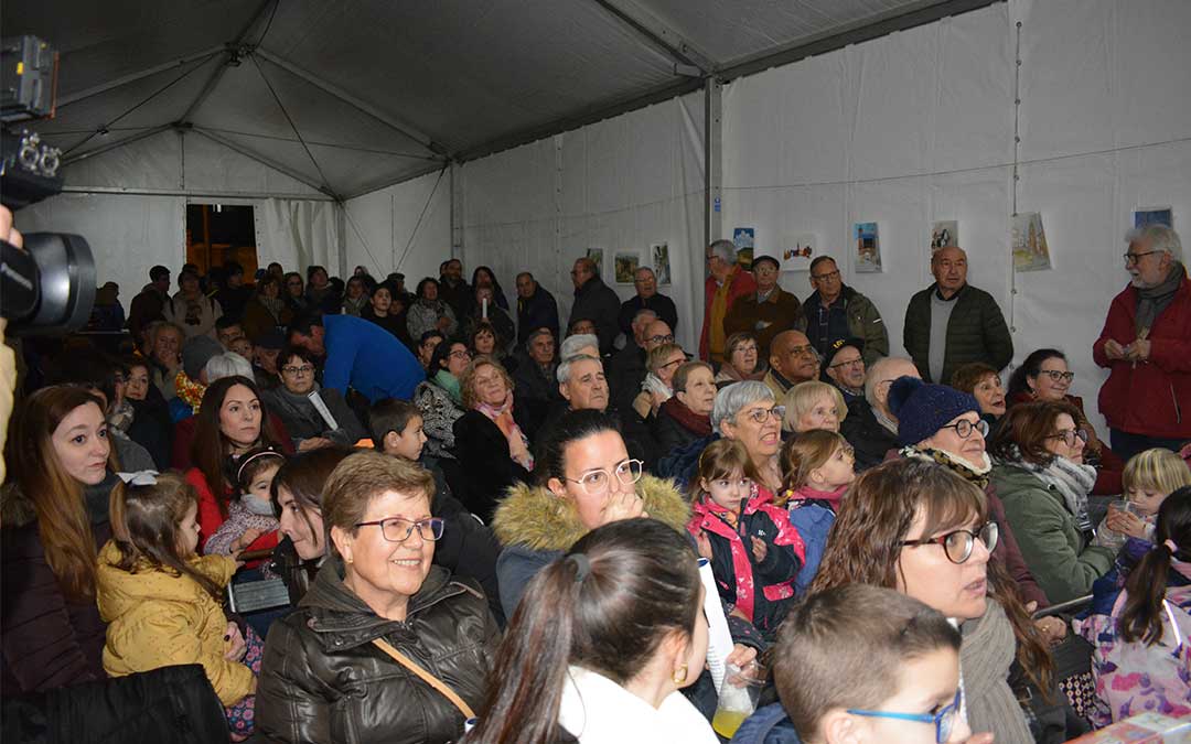 Presentación de reinas y encendido de la hoguera por San Blas en Alloza./ C.O.