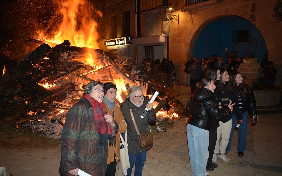 Presentación de reinas y encendido de la hoguera por San Blas en Alloza./ C.O.
