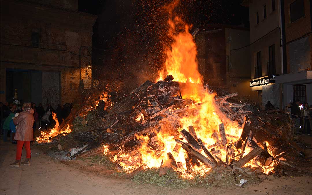 Presentación de reinas y encendido de la hoguera por San Blas en Alloza./ C.O.