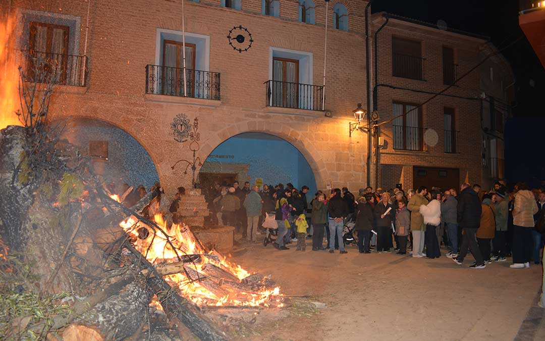 Presentación de reinas y encendido de la hoguera por San Blas en Alloza./ C.O.